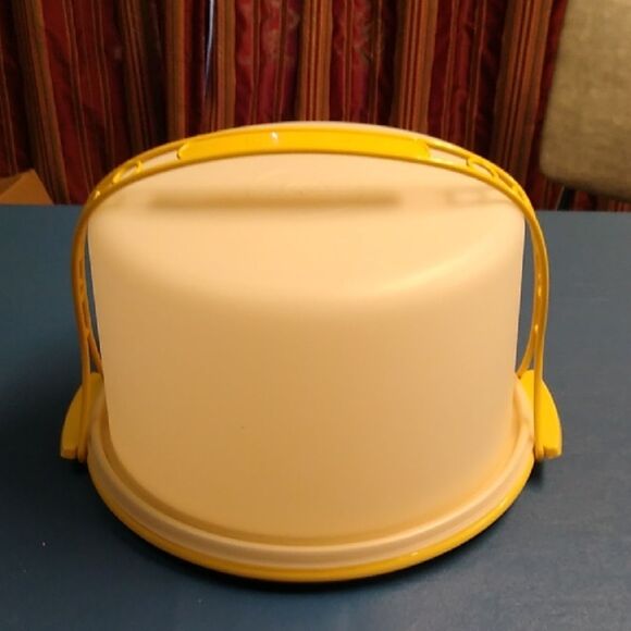 Vintage Tupperware Harvest Gold Yellow and Cream Cake Carrier - Picture 1 of 6